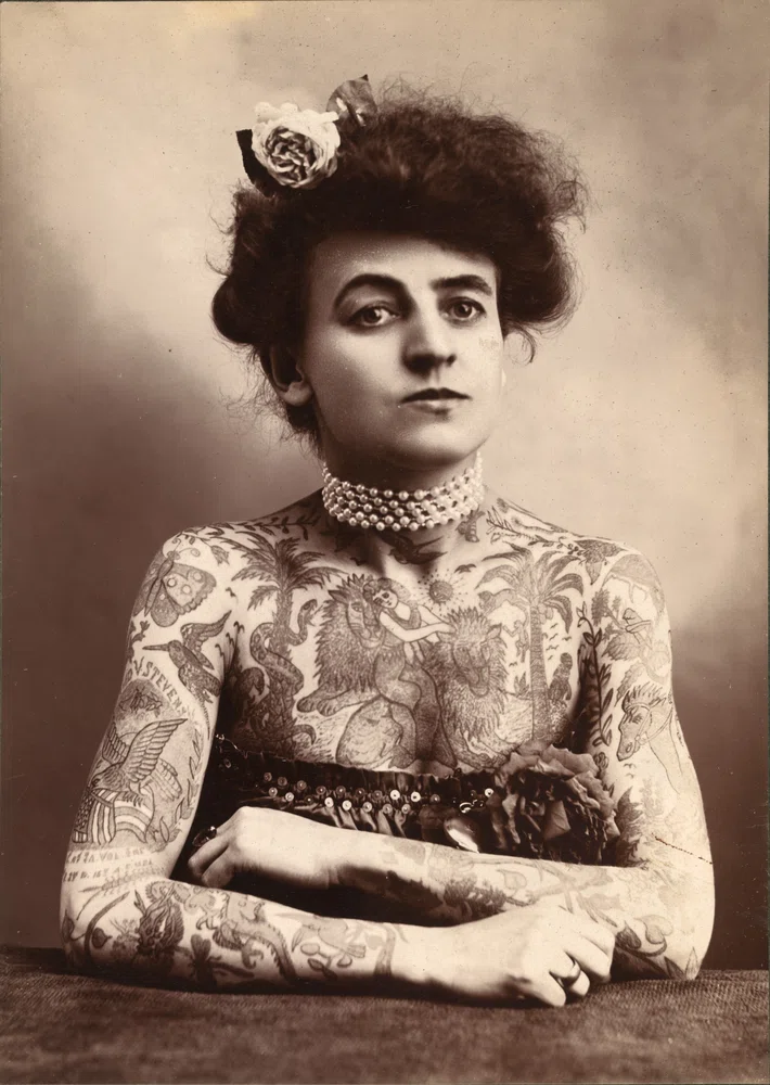 Retrato de Maud Stevens Wagner, artista pionera en la historia del tatuaje