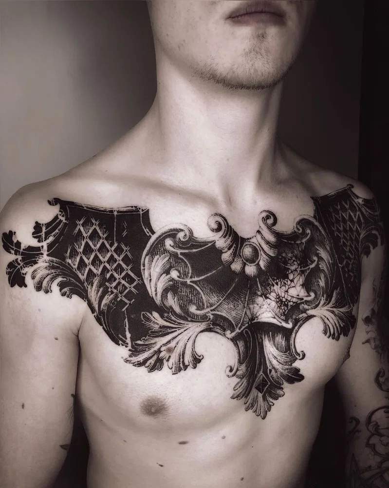 Tatuaje estilo filigrana barroca en el pecho