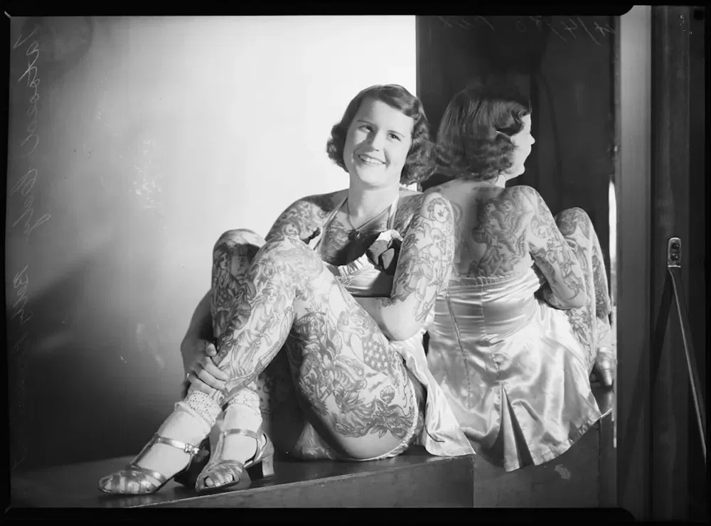 Betty Broadbent fotografía cuerpo tatuado en blanco y negro