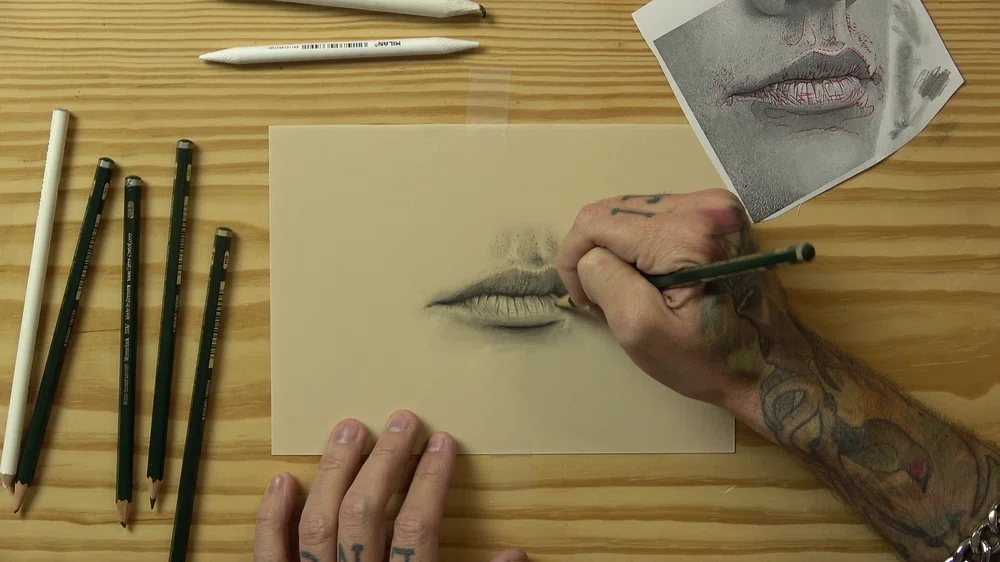 Dibujando un retrato realista con lápiz sobre papel. Comenzando el dibujo por los labios.