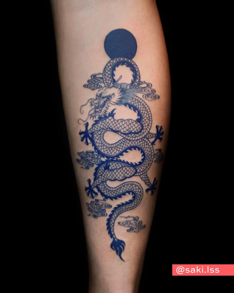 Tatuaje de dragón con tinta azul. Tatuaje en la pierna