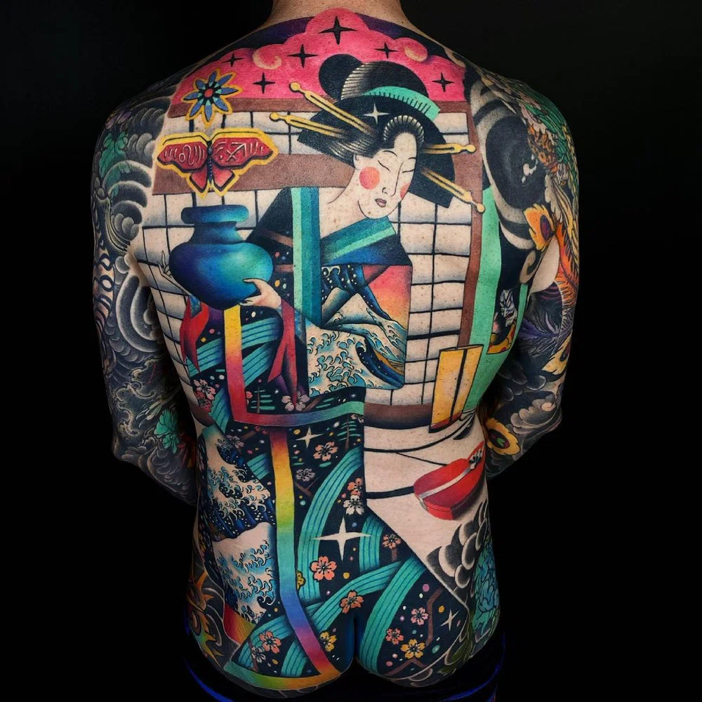 tatuaje psicodélico a color en la espalda de David Peyote