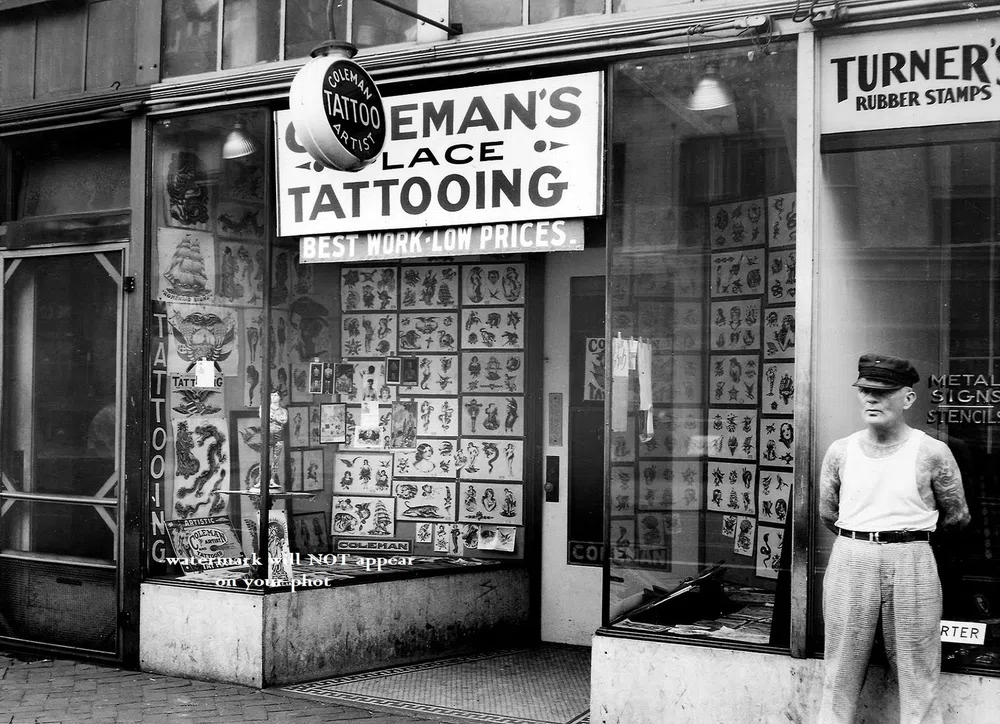 fotografía antigua en blanco y negro. Cap Coleman Tatto Studio de tatuajes