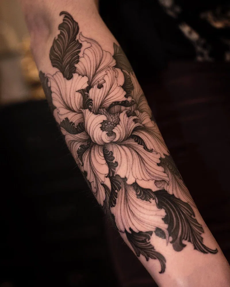 tatuaje estilo filigrana botánico en interior de brazo