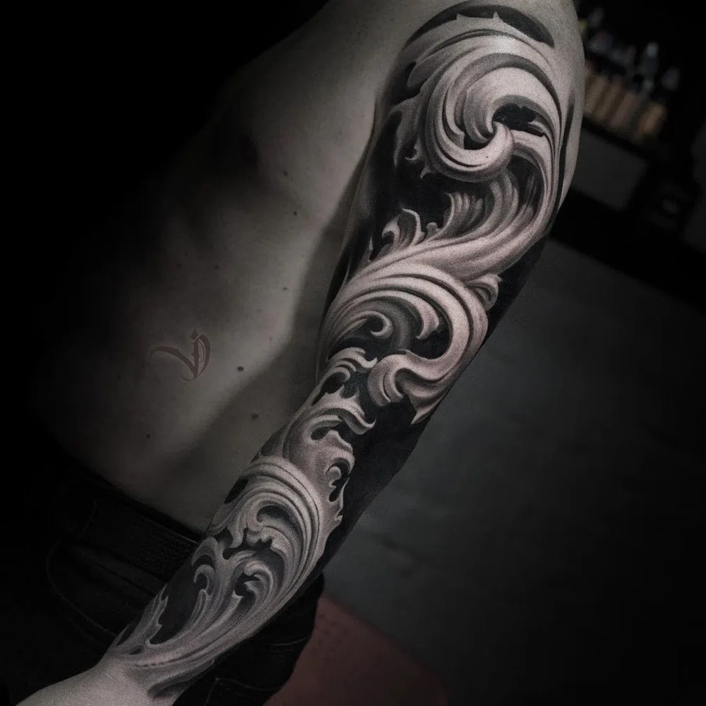 Tatuaje realista estilo filigrana en brazo