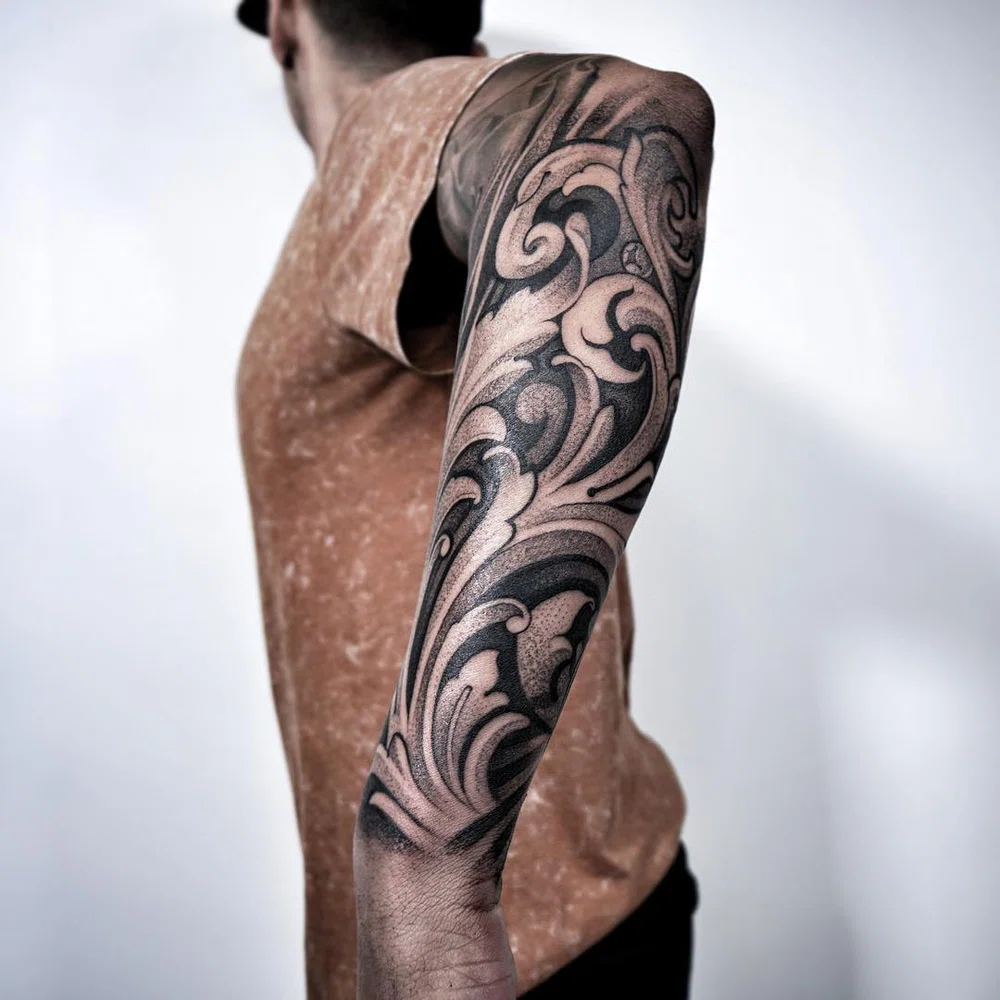Tatuaje filigrana blackwork en brazo