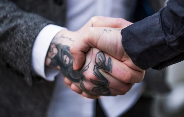 Artistas de tatuaje cooperando juntos para promocionar su trabajo