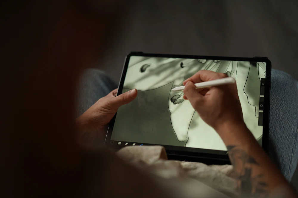 Artiste tatoueur concevant sur iPad