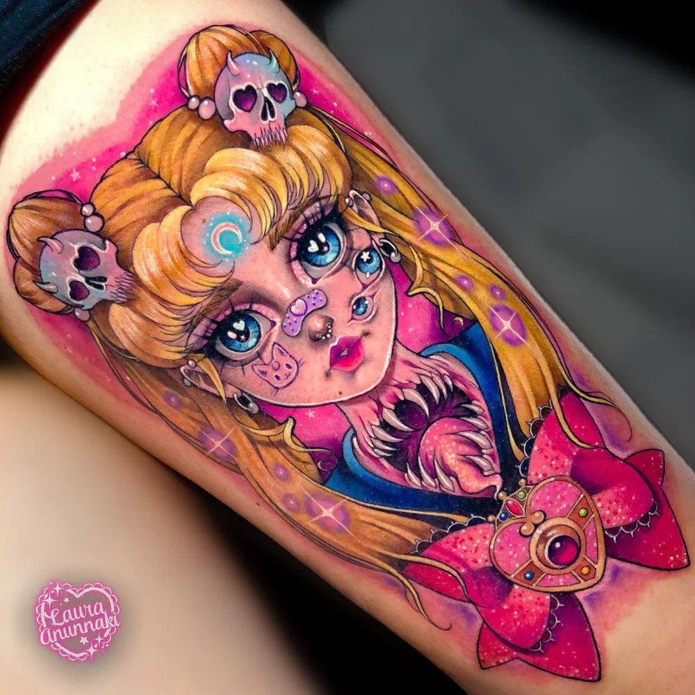 Tatouage anime en couleur par l'artiste Laura Anunnaki.