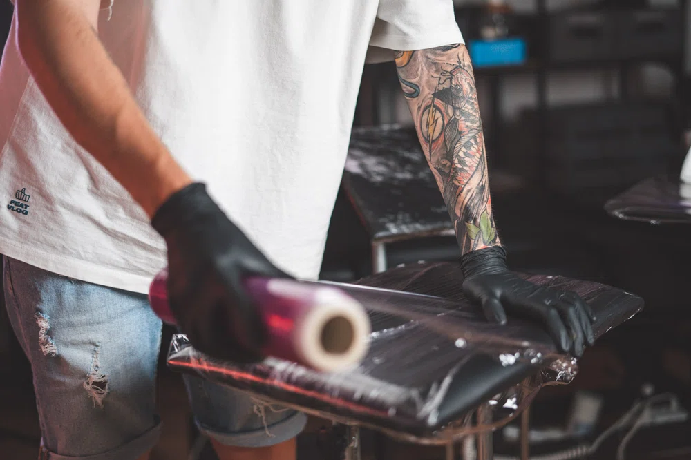 Mesa de trabajo de tatuaje para mejorar la eficiencia del trabajo