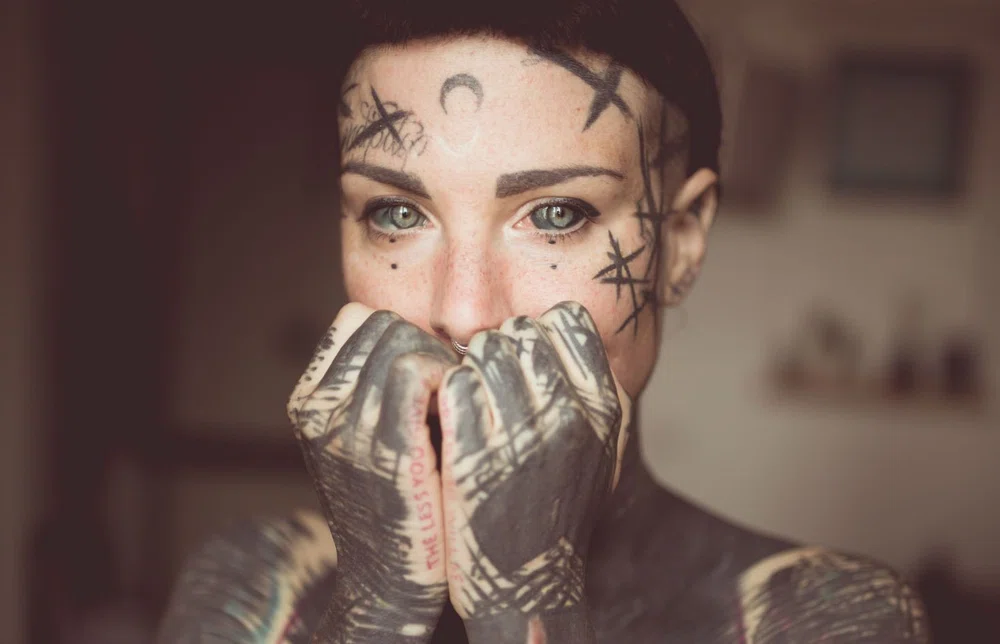 Michela Bottin con los ojos tatuados. Tatuajes en los ojos.