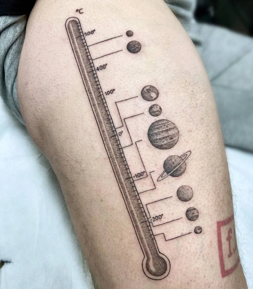Tatuaje de ciencias. Tatuaje de Michele Volpi. Termómetro de la temperatura de los planetas.