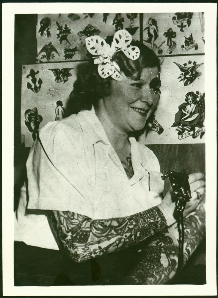 fotografía de Mildred Hull, pionera en la historia del tatuaje. Primera persona en ingresar en el Salón de la Fama del Tattoo.