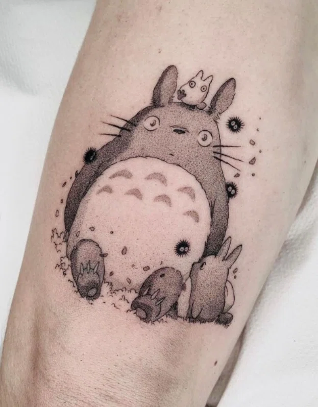 Tatouage Totoro en noir et blanc avec aiguille 3RL par Monlix.