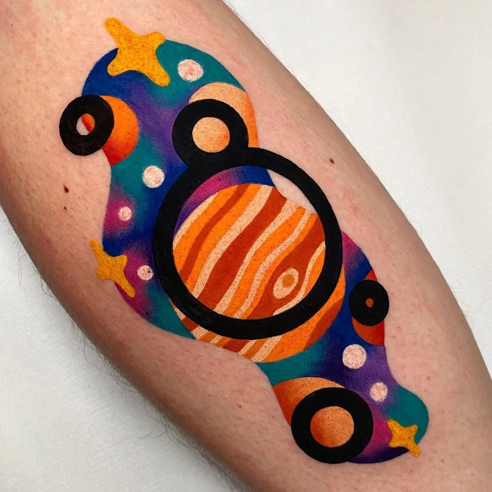 tatuaje abstracto a color de Mattia Calvi. Tatuajes desesctructurados