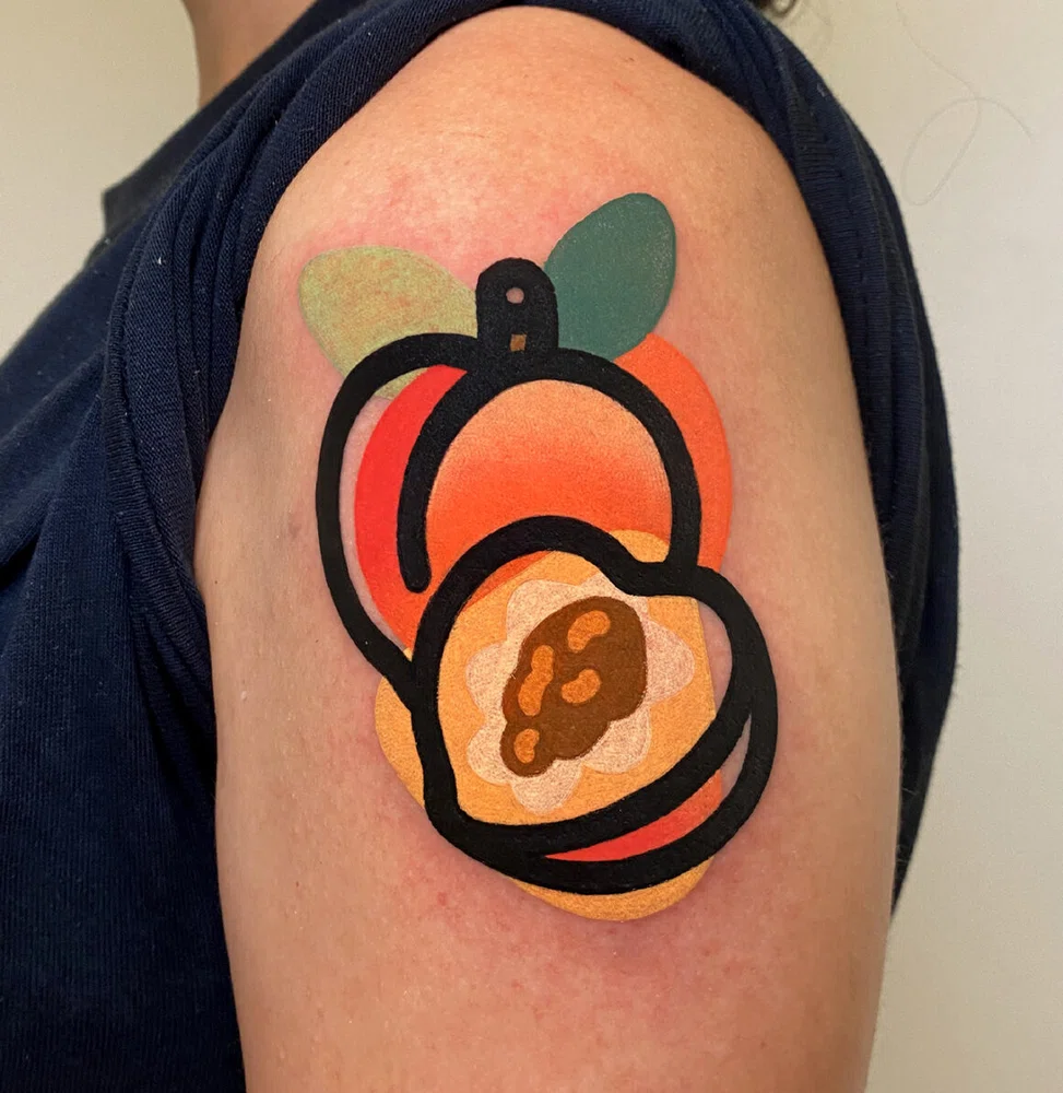 Tatuaje de un melocotón en el hombro de Mattia Calvi