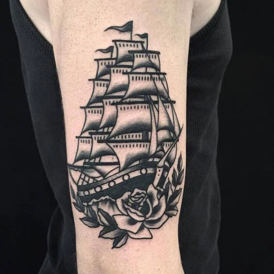 Tatuaje old-school buque de guerra. Tatuaje marinero