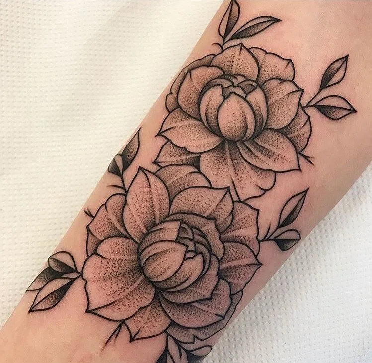tatuaje de 2 capullos de flor mediante con puntillismo de arrastre en el tatuaje