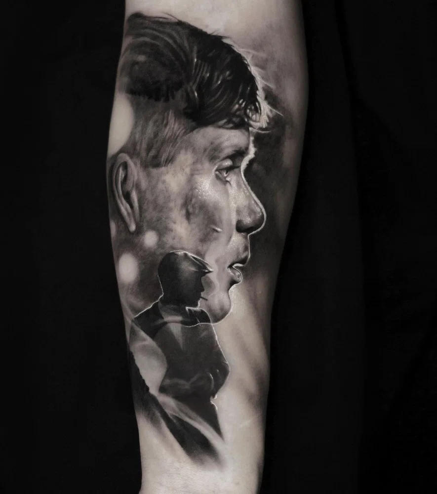 Tatuaje realista en blanco y negro. Retrato Cillian Murphy de Peaky Blinders
