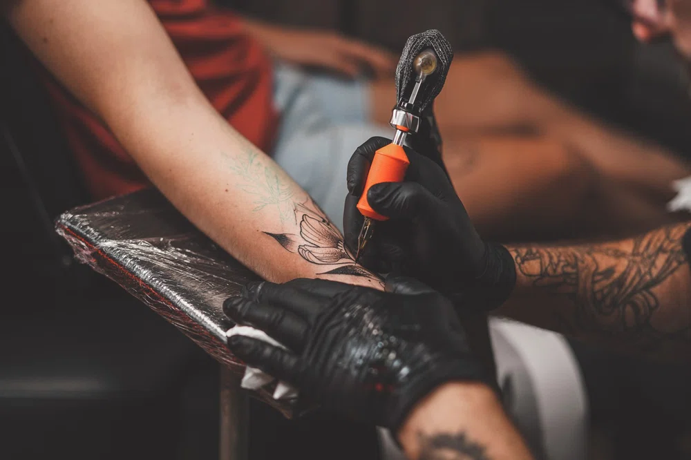 Artista de tatuaje trabajando en su estudio