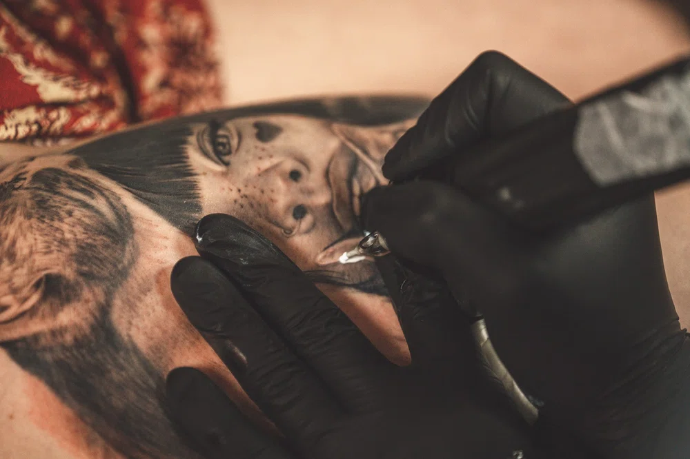 Retrato realista rostro de una mujer. Tatuaje de 10Masters.