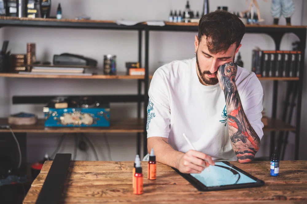 Mesa de trabajo de tatuaje para mejorar la eficiencia del trabajo