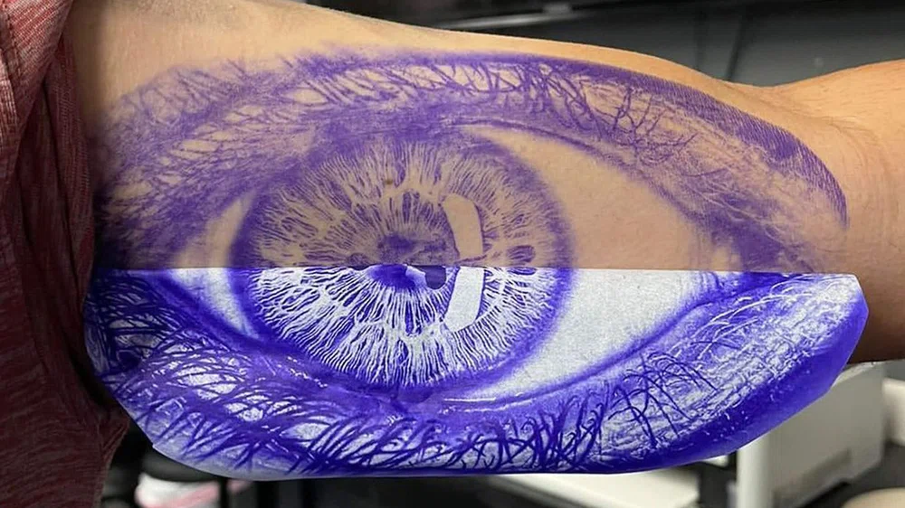Aplicando stencil de un ojo realista sobre la piel con inkjet stencils