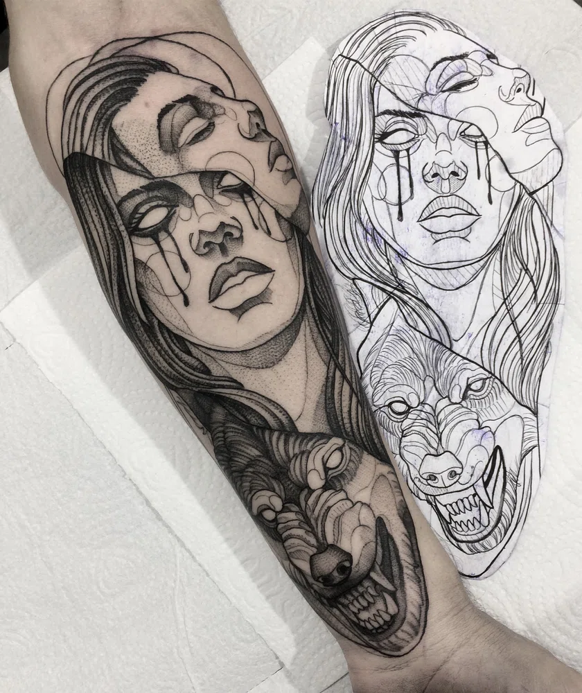 Artista Del Tatuaje Aplica Tatuaje Al Brazo. Ella Está Llenando De