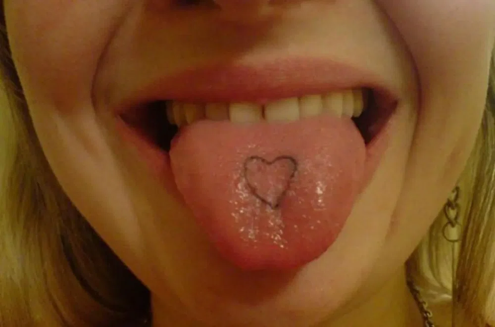tatuaje de un corazón en la lengua