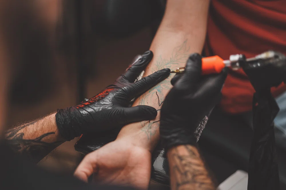Processus de tatouage sur peau humaine