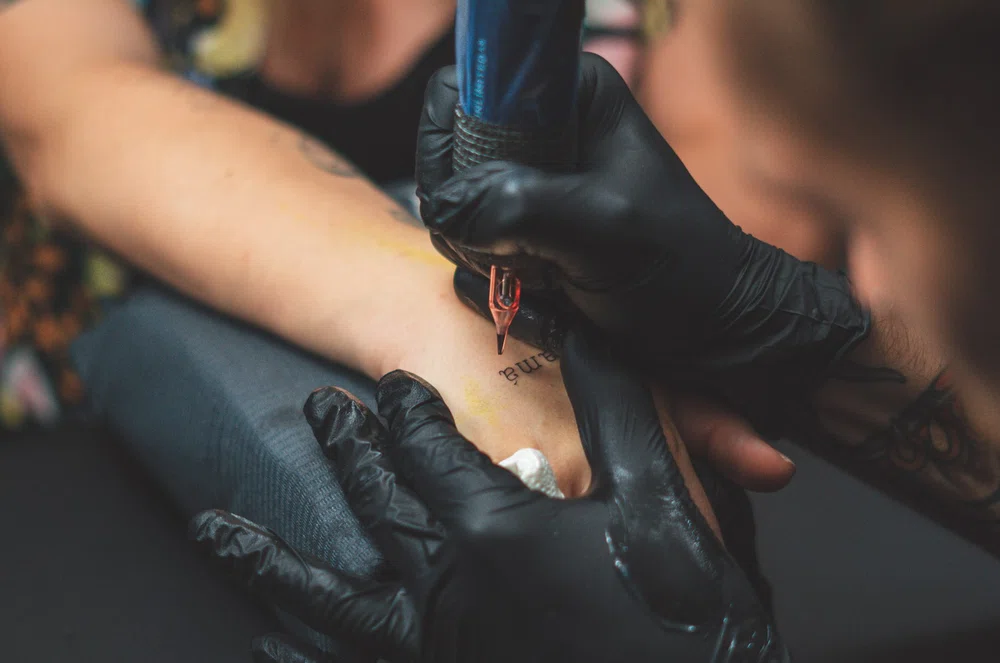 Tatuando con una máquina pen