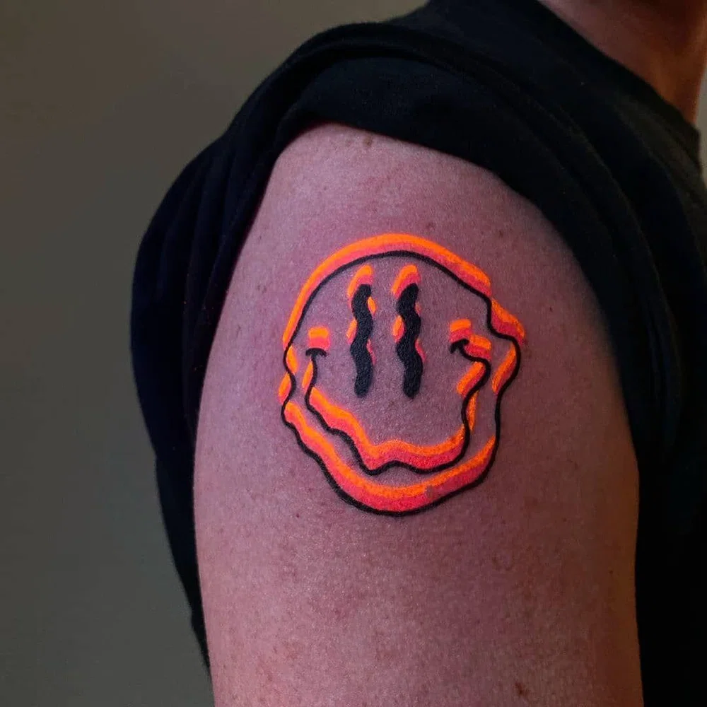 Tatuaje con tinta fluorescente. Tatuajes UV