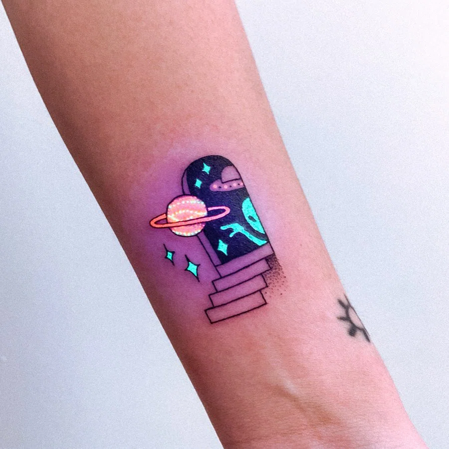 Tatuaje con tinta fluorescente alien en la ventana