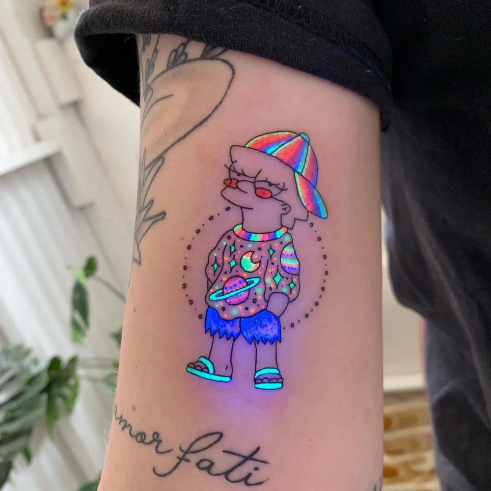 Tatuaje de Lisa Simpson. Tatuaje con tinta UV
