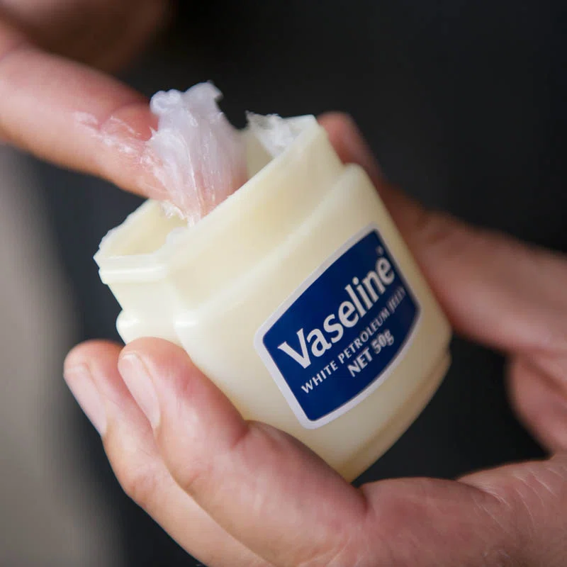 Vaseline sur les tatouages