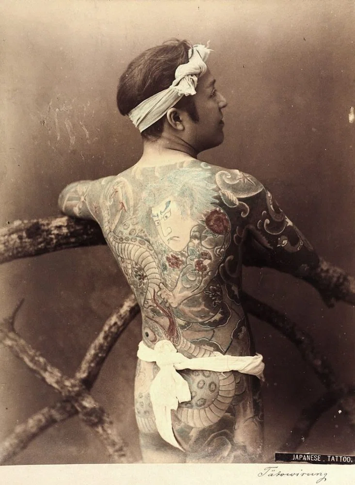 Fotografía antigua hombre tatuado. Cultura Yakuza en Japón. Yakuza y tatuajes